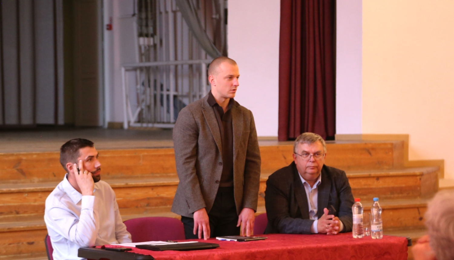 Klātesošos sanāksmē uzrunā pašvaldības izpildirektors Klāvs Jirgens
