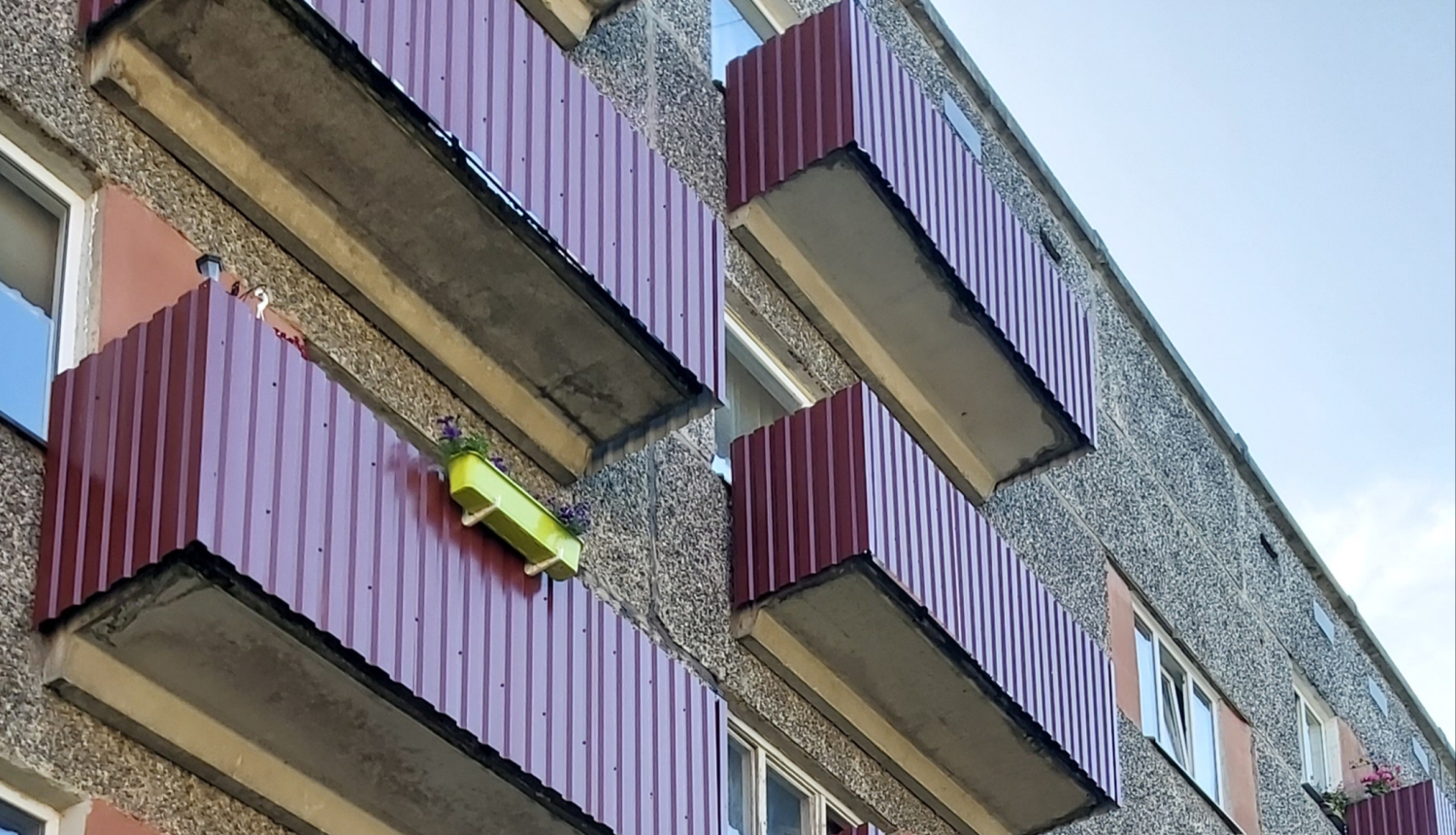 Daudzdzīvokļu nama balkoni pēc atjaunošanas