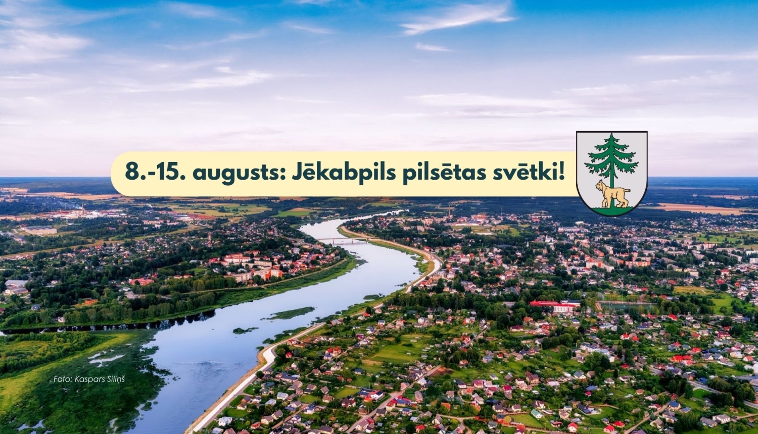 Kaspars Siliņa foto. Jēkabpils skats no drona lidojuma ar uzrakstu 8.-15. augusts: Jēkabpils pilsētas svētki un pilsētas ģerboni
