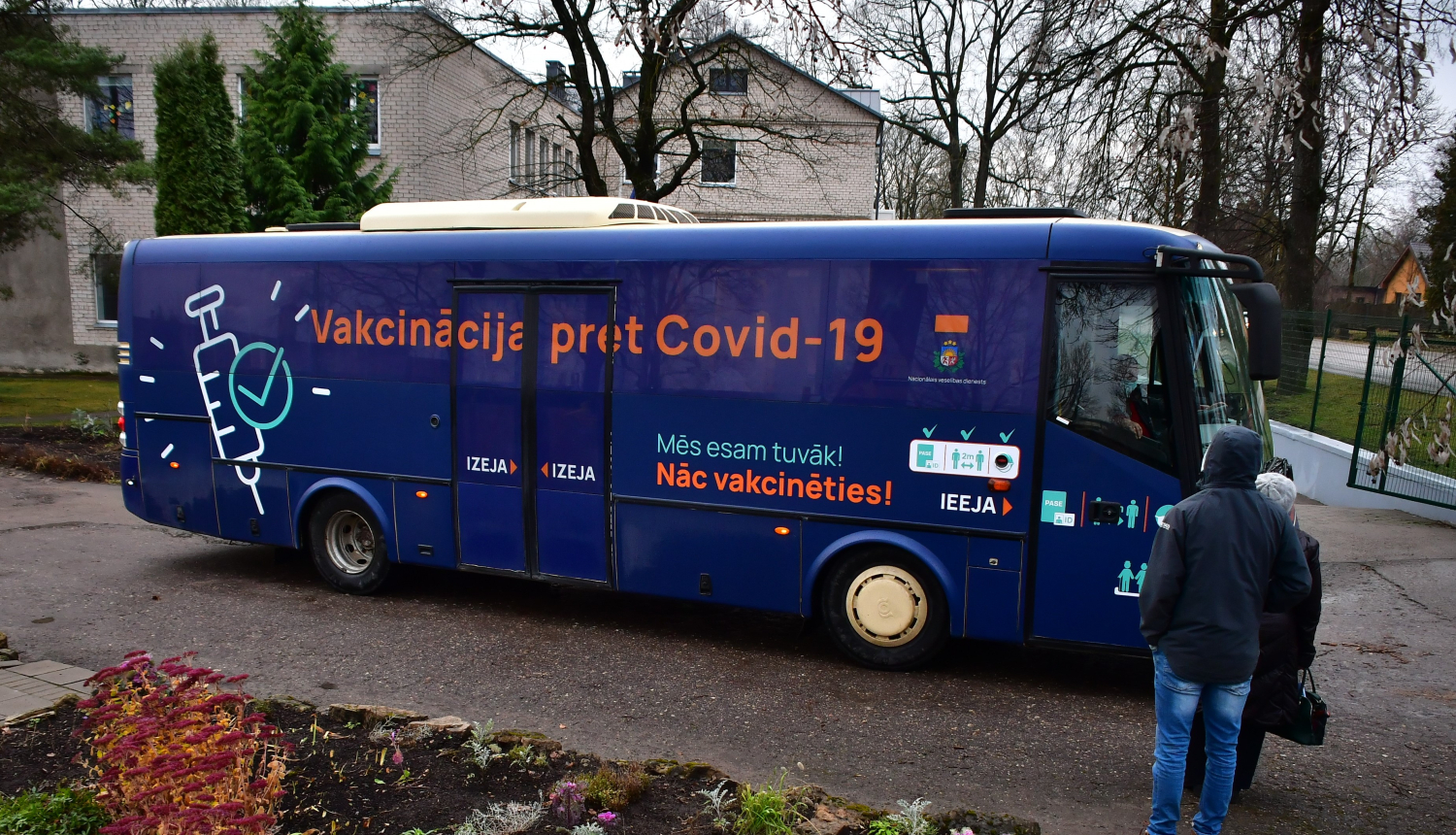 Vakcinācijas buss Jēkabpilī pie Krustpils pamatskolas