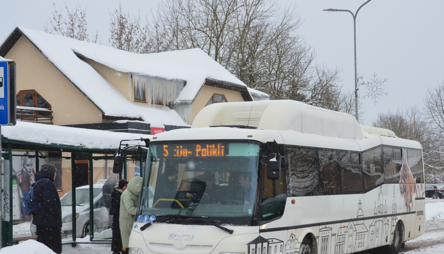 autobuss pieturā