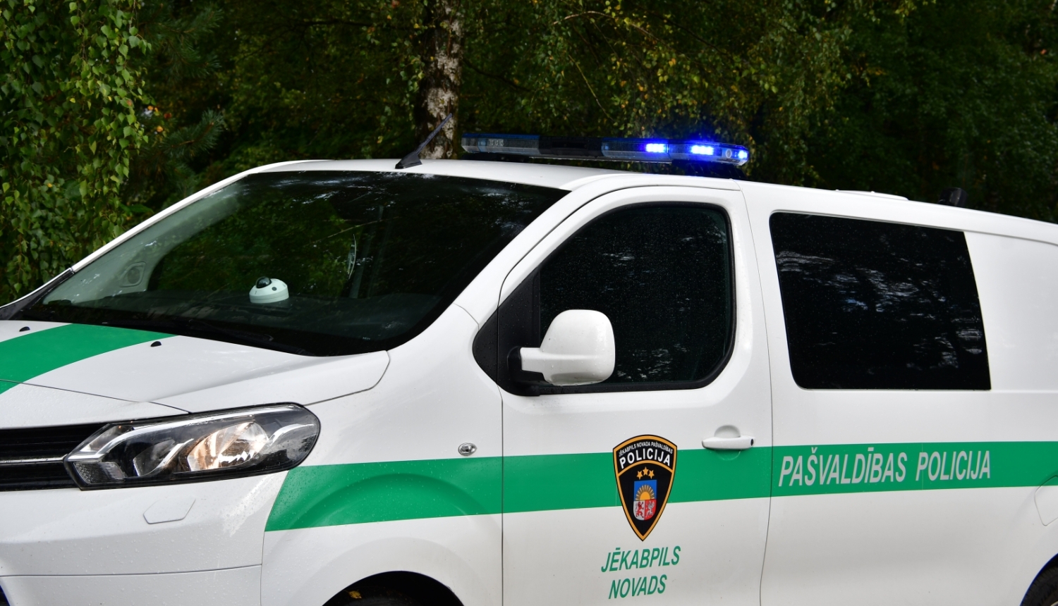 pašvaldības policijas auto tuvplāns