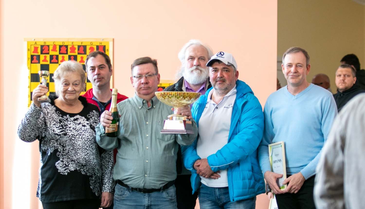 Viesītes komandas pārstāvji ar ceļojošo kausu