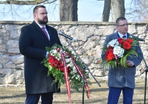 Ekonomikas ministrs Jānis Vitenbergs un Jēkabpils novada domes priekšsēdētājs Raivis Ragainis uzrunā klātesošos Komunistiskā genocīda upuru piemiņas dienā
