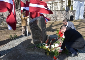 Ekonomikas ministrs Jānis Vitenbergs un Jēkabpils novada domes priekšsēdētājs Raivis Ragainis noliek ziedus Komunistiskā genocīda upuru piemiņas dienā