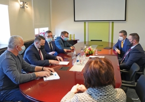 Ekonomikas ministrijas un Jēkabpils novada pārstāvji domes sēžu zālē