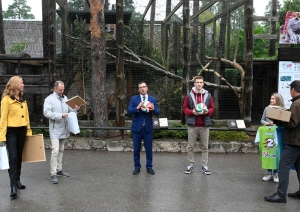 Jēkabpils novada domes priekšsēdētājs Raivis Ragainis, kā rī Rīgas Zoodārzā valde lūšu mazuļiem  svinīgi dod vārdus
