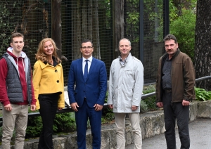 Jēkabpils novada domes priekšsēdētājs Raivis Ragainis, kā rī Rīgas Zoodārzā valde lūšu mazuļiem  svinīgi dod vārdus