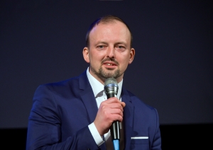 Ervīns Keišs runā mikrofonā