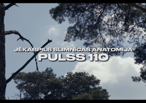 Kadrs no Jēkabpils slimnīcas filmas - priedes un debesis, pa virsu uzraksts Jēkabpils slimnīcas anatomij. Pulss 110