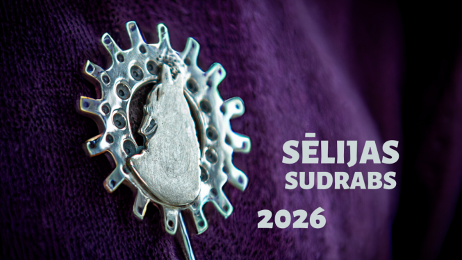 Sudrabota piespraude ar gaudojošu vilku saules saktā - Sēlijas sudrabs 2026