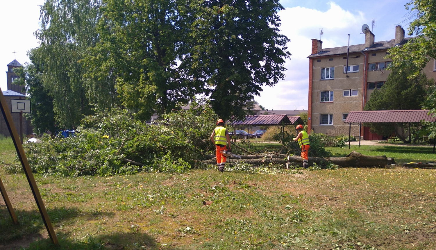 Aknīstes pilsētas centrā, Skolas ielā 2A uzsākta daudzfunkcionāla laukuma izbūve.