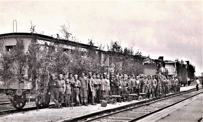 1919. gada rudens, izbraucot no Zīlānu stacijas. Priekšplānā 4. Valmieras pulka ložmetēju rota. Foto no Sarmītes Ozoliņas krājumiem.