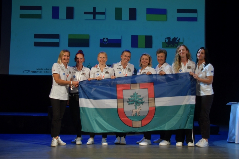 Latvijas izlase ar karogu