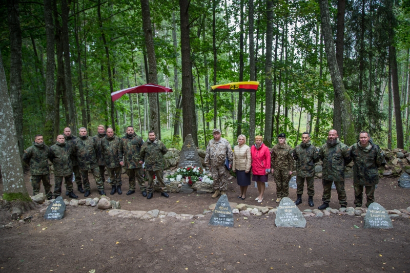 Vācijas Bundesvēra karavīri ar Jēkabpils novada pašvaldības pārstāvjiem vācu armijas kritušo kapos I p.k. (Sēļu kapu teritorijā) 2021. gada 17. septembrī