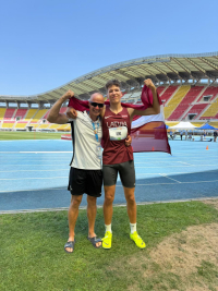 Augstlēcējs Daniels Ģiedris ar treneri Ģirtu Lambu.