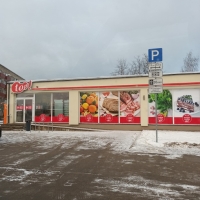 Stāvvietas zīme ar ierobežotu stāvēšanas laiku un fonā iestāde vai uzņēmums