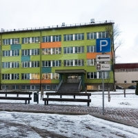 Stāvvietas zīme ar ierobežotu stāvēšanas laiku un fonā iestāde vai uzņēmums