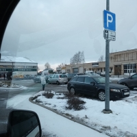 Stāvvietas zīme ar ierobežotu stāvēšanas laiku un fonā iestāde vai uzņēmums