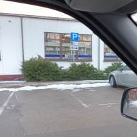 Stāvvietas zīme ar ierobežotu stāvēšanas laiku un fonā iestāde vai uzņēmums