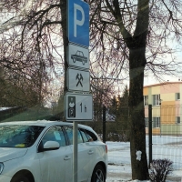 Stāvvietas zīme ar ierobežotu stāvēšanas laiku un fonā iestāde vai uzņēmums