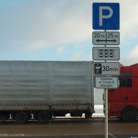 Stāvvietas zīme ar ierobežotu stāvēšanas laiku