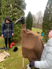 Skolēni demonstrē pašu veidotu masku