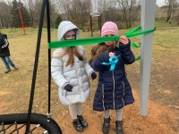 Tiek pārgriezta atjaunotā rotaļu laukuma atklāšanas lenta