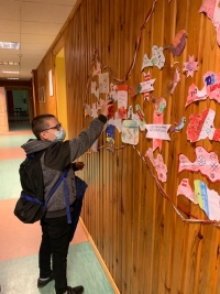 Skolas gaitenī tiek likti apsveikumi Valstij