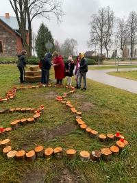 Skolēni aizdedz sveces kritušajiem par Latviju