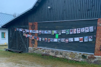 Attēlu izstāde uz šķūņa sienas