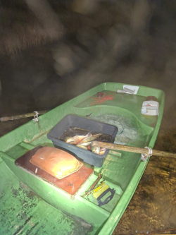 Koka laivas interjers naktī izgaismots ar lukturīti