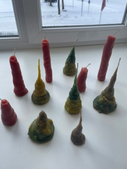 Skolēnu taisītas sveces stāv uz palodzes