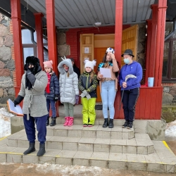 Meteņdienas izdarības pie Rubeņu pamatskoals ieejas