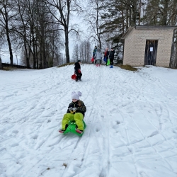 Skolēni brauc ar ragaviņām no kalniņa