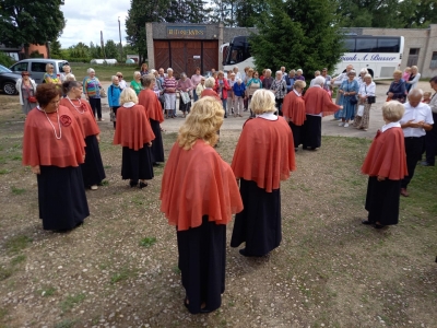 Dejotājas dejo ārā pie stāvlaukuma