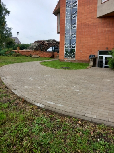 Bruģis pie Kultūras centra Viesītē