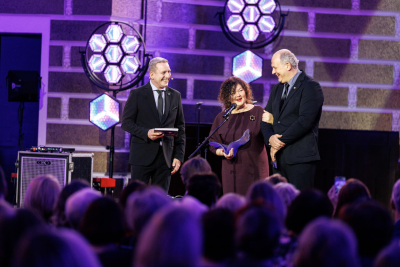 Sandra Bondare uz skatuves ar aktieriem