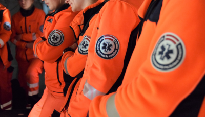 Mediķu emblēmas uz pleciem tuvplāns. Oranžas formas.