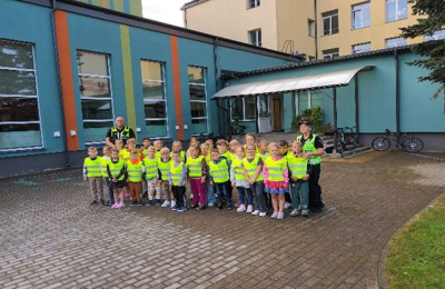 Pirmklasnieki saņem atstarojošās vestes