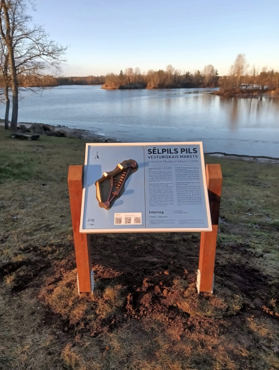 Stends pretī Sēlpils pilsdrupām