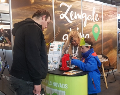 Apmeklēt'ji tūrisma izstādē