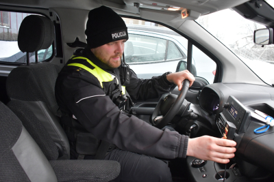 Pašvaldības policijas automāšīna un tās darbnieks