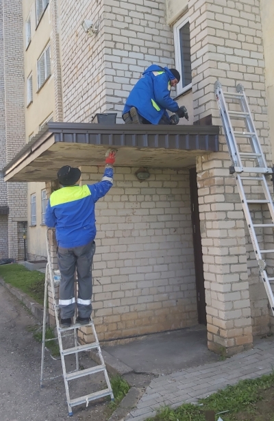 Tiek remontēti ieeju jumtiņi mājā Krasta ielā 61.