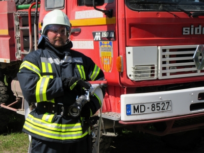 Brīvprātīgais ugunsdzēsējs ar iegādāto aprīkojumu
