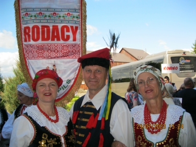 Biedrības pārstāvi tērpos pie biedrības karoga