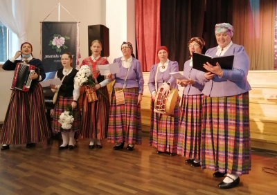 Folkloras kopas Kāre dalībnieki ar dziesmu sveic Draiskās Peonijas