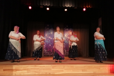 Dāmu deju kopa Draiskās Peonijas dejo uz Rubenes kultūras nama skatuves