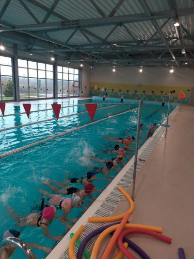 Bērni baseinā apgūst peldēšanas prasmes