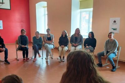 Projekta publicitātes foto - jaunieši sēž lokā krēslos